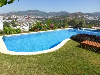 Yalıkavak Körfezi Manzaralı Büyük Beş Yatak Odalı Villa Satılık